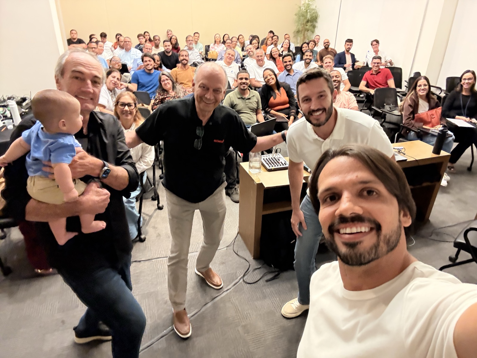 Victor com os participantes do workshop de IA